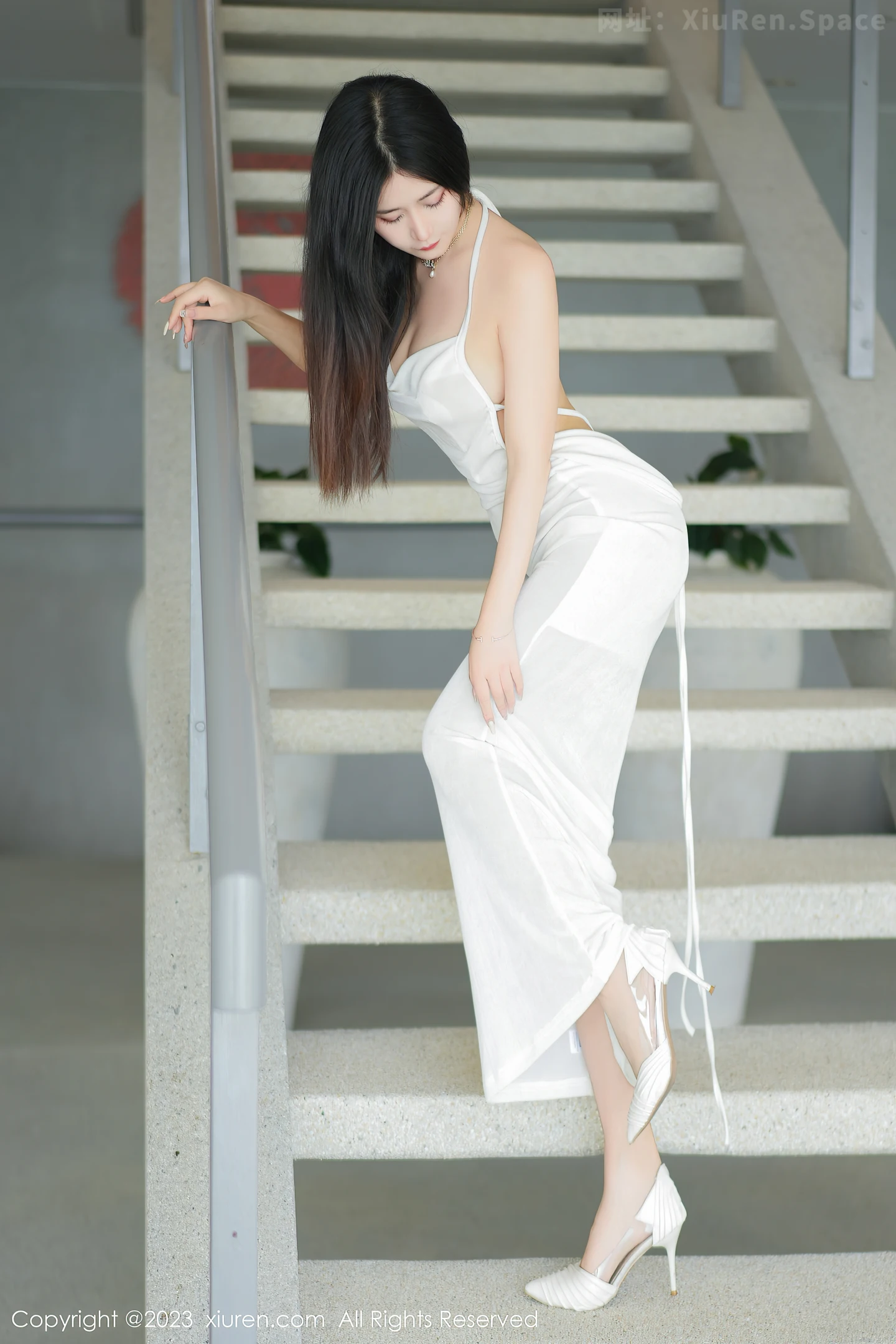 图片[4]-[XiuRen秀人网]2023.05.05 NO.6678 laura阿姣 白色吊带裸背礼服裙加情趣乳贴性感私房写真集-秀人网官方网站